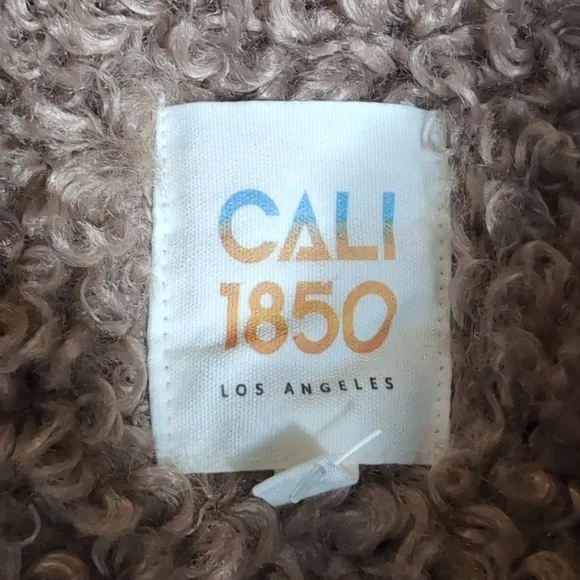 NWT Cali 1850 Urban Outfitters Faux Leather/Sherpa Vest Size Medium - Picture 3 of 9